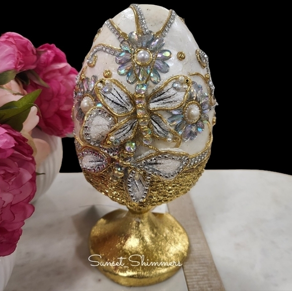 PIER 1 Style 12" Capiz Jeweled Embellished 3D Butterfly Pedestal Easter Egg Pink - Picture 4 of 4